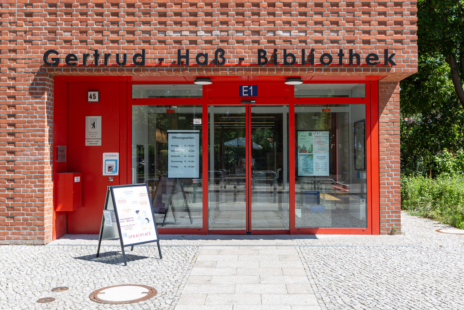 Eingang der Gertrud-Haß-Bibliothek