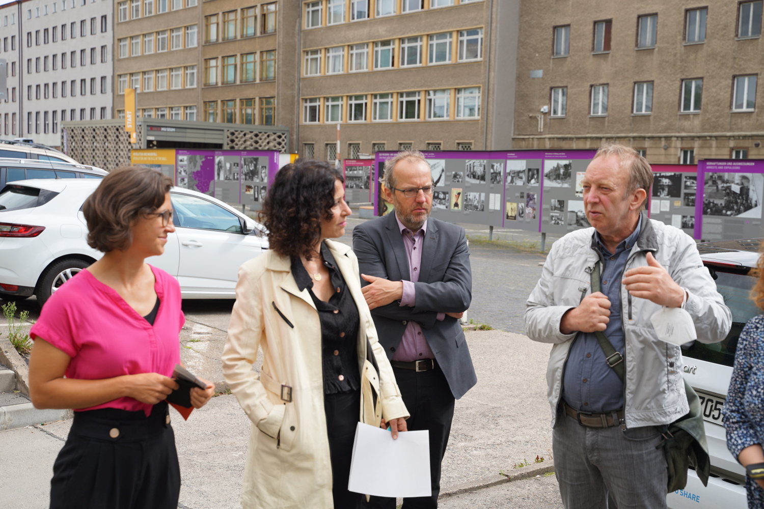 Hannah Neumann, Bettina Jarasch und Andreas Otto mit Tom Sello auf dem Campus für Demokratie