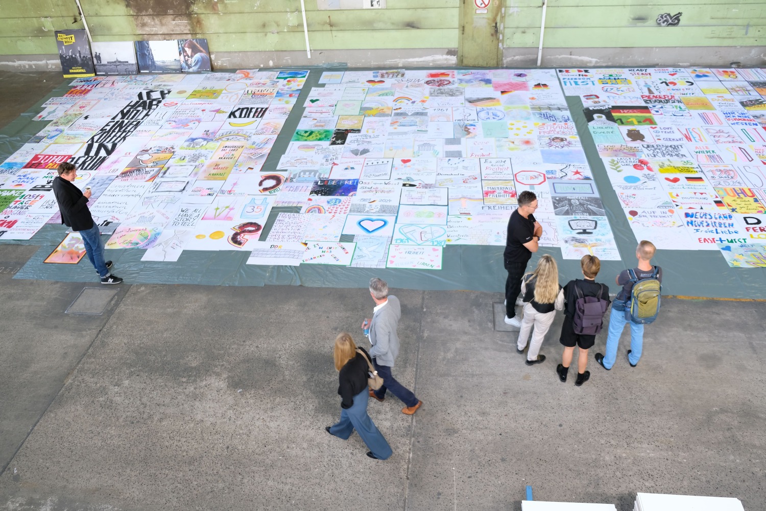 Von Bürgerinnen und Bürgern gestaltete Plakat zu 35 Jahren Mauerfall