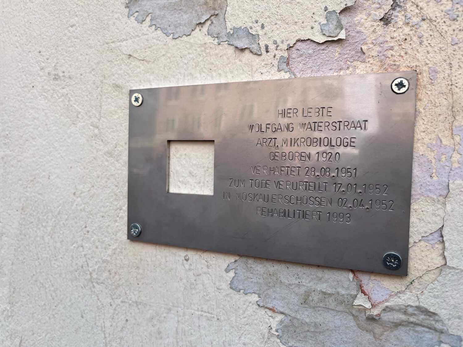 Gedenktafel für Wolfgang Waterstraat an seinem einstigen Wohnhaus.