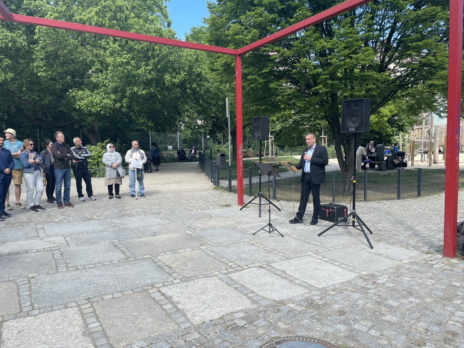 Der stellvertretende Berliner Aufarbeitungsbeauftragte Dr. Jens Schöne hält eine Rede bei der Einweihung des Cetin-Mert-Parks in Kreuzberg