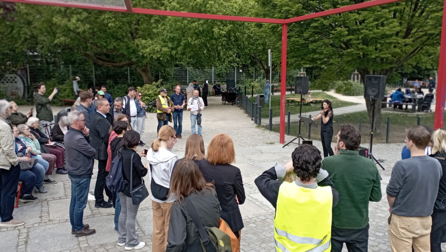 Encan Acıkada mit der Geige bei der Einweihung des Cetin-Mert-Parks