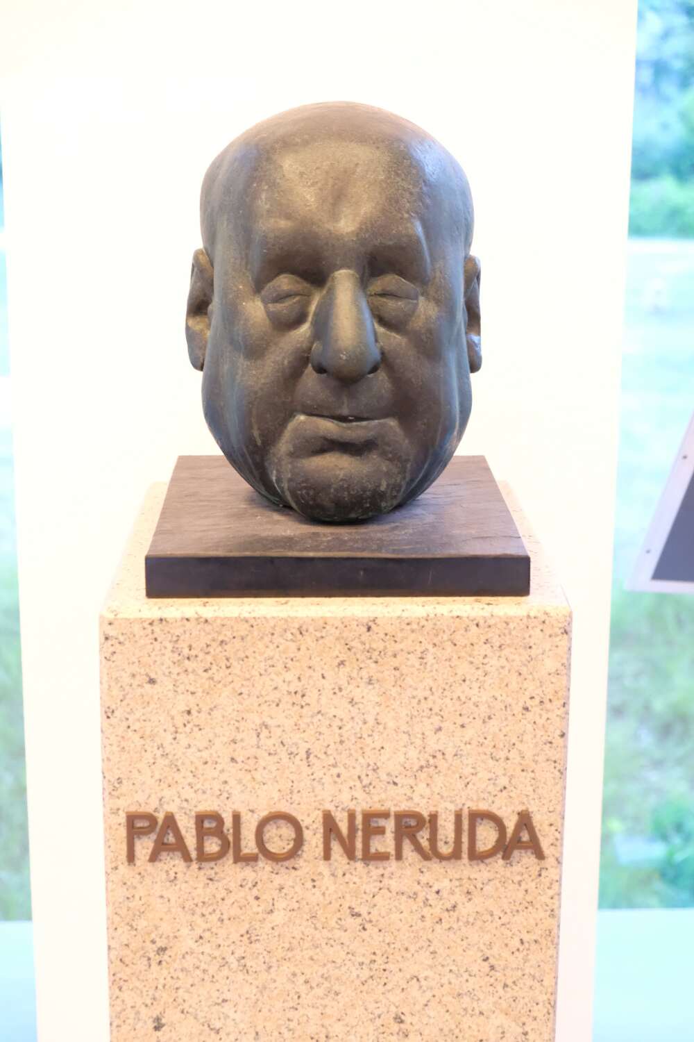 Büste des chilenischen Dichters, Schriftstellers und Diplomaten Pablo Neruda, der sich gegen den Faschismus in seiner Heimat und in Spanien engagierte.