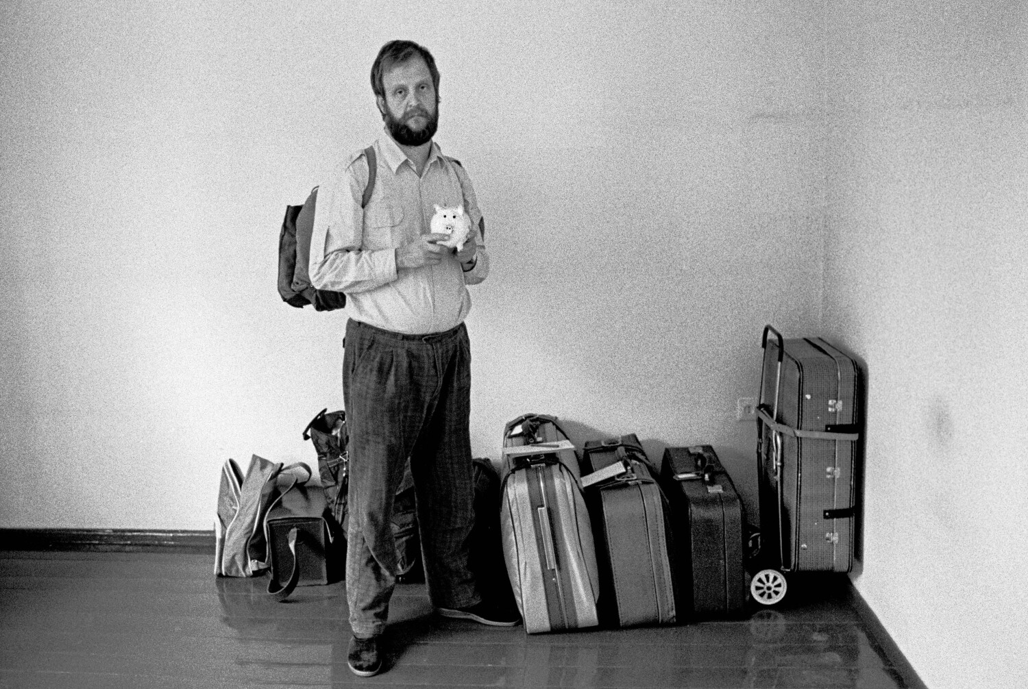 Dietmar Riemann in seinem leeren Haus in Rahnsdorf in Ost-Berlin mit Handgepäck zum Grenzübertritt am Tag seiner Ausbürgerung, 28. September 1989,