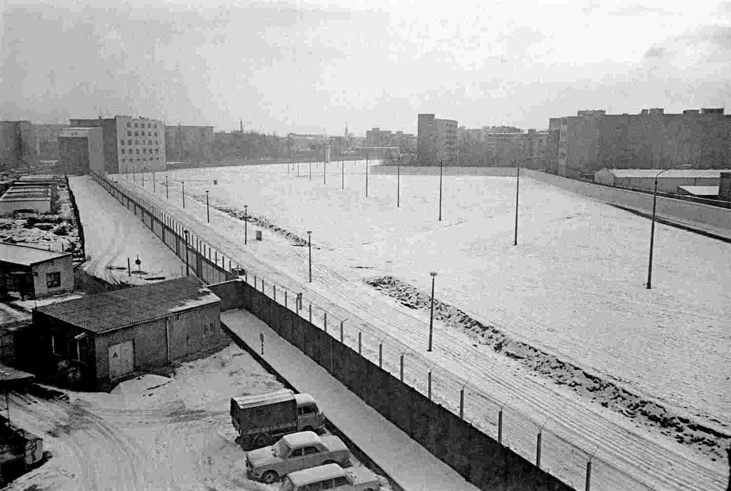 1986, Vorlandmauer (irrtümlich auch Hinterlandmauer genannt…), Todesstreifen und (in der Ferne…) Mauer, in der Zimmerstraße in Ost-Berlin 