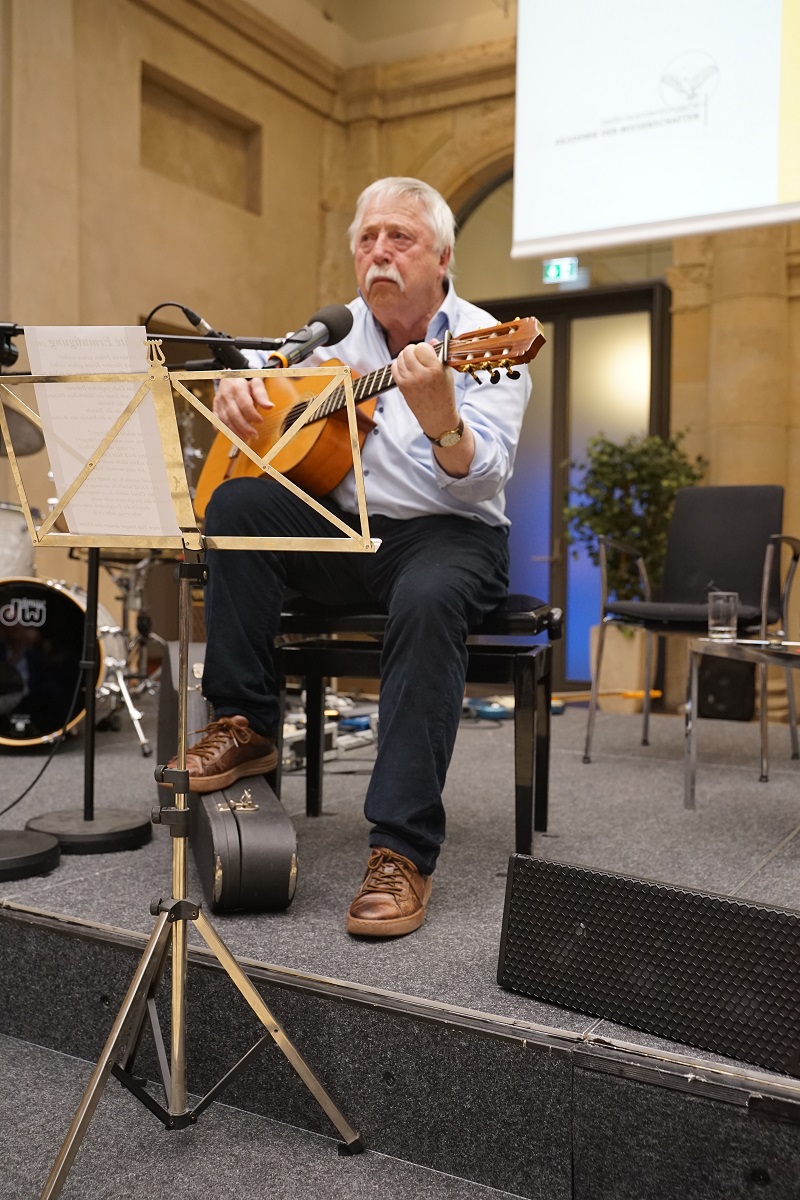 Zum Abschluss der Veranstaltung spielte Wolf Biermann mehrere Lieder