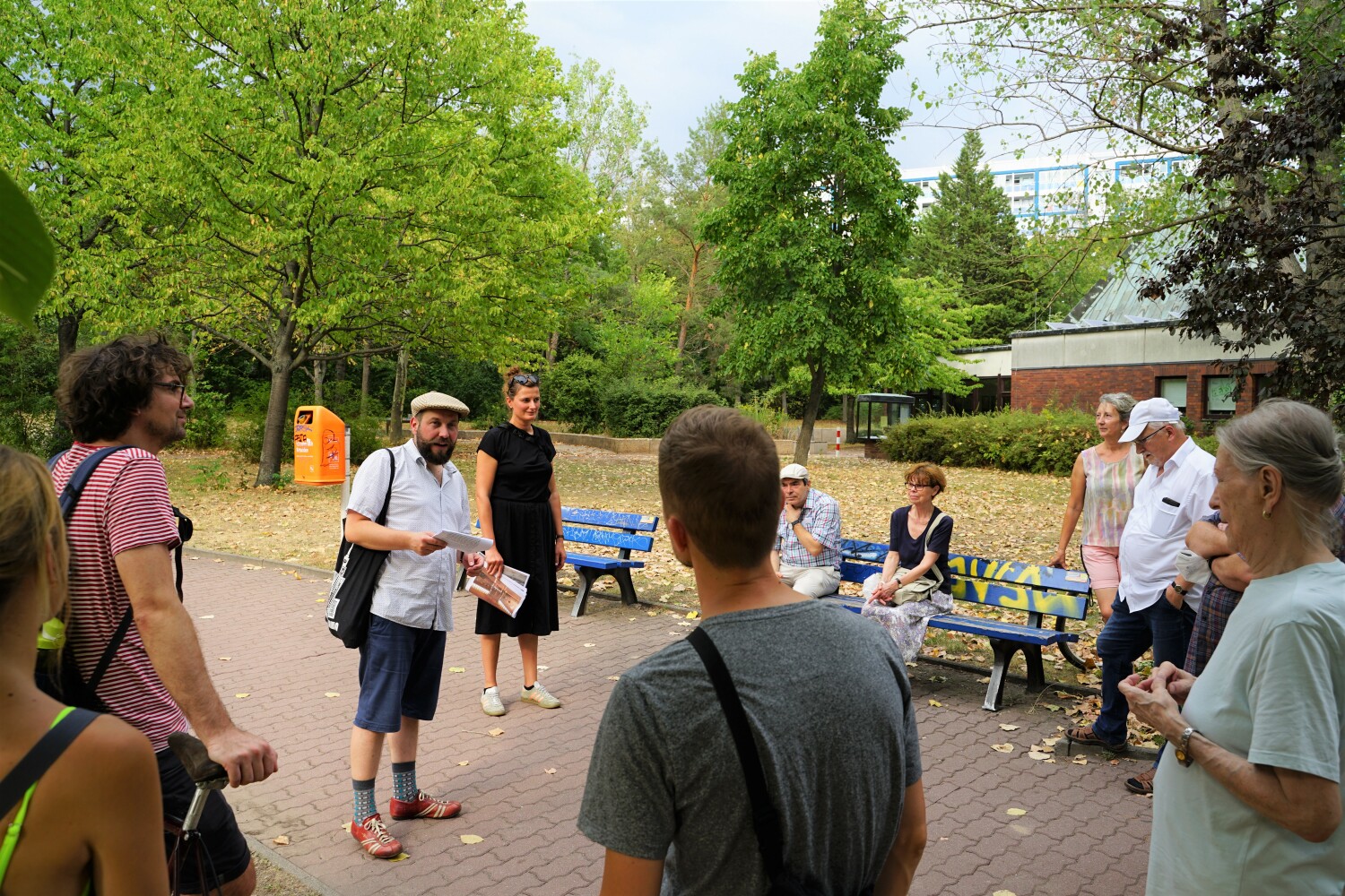 Spaziergang im Fennpfuhl-Park, vorbei an historischen Orten wie der Evangelischen Kirche und dem Gemeindezentrum am Fennpfuhl.