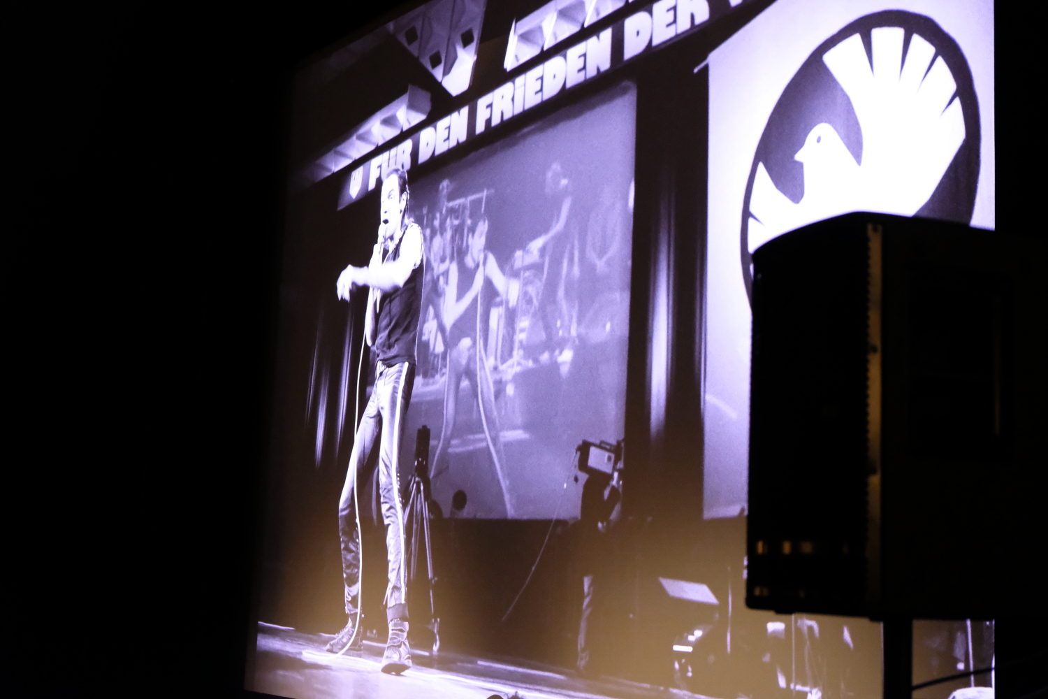 Foto von Udo Lindenbergs Auftritt im Palast der Republik vor 40 Jahren auf der Leinwand