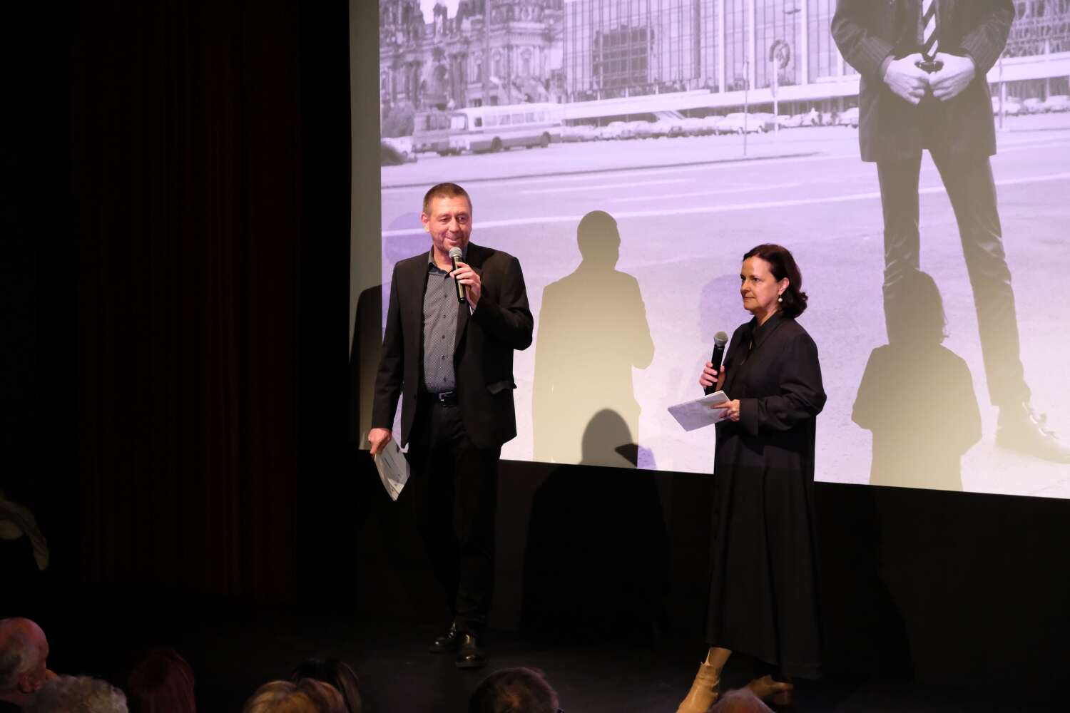 Dr. Jens Schöne und Andrea Bernhardt begrüßten das Publikum bei der BAB-Veranstaltung zum 40. Jahrestag des Udo Lindenberg-Konzerts in Ost-Berlin