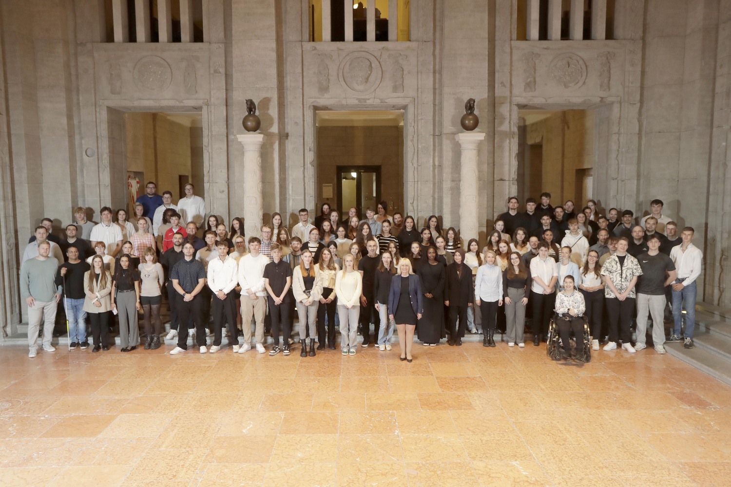 Gruppenfoto mit der Innensenatorin Iris Spranger und den neuen Verwaltungsfachangestellten (w/m/d) und Regierungssekkretäranwärter (w/m/d))