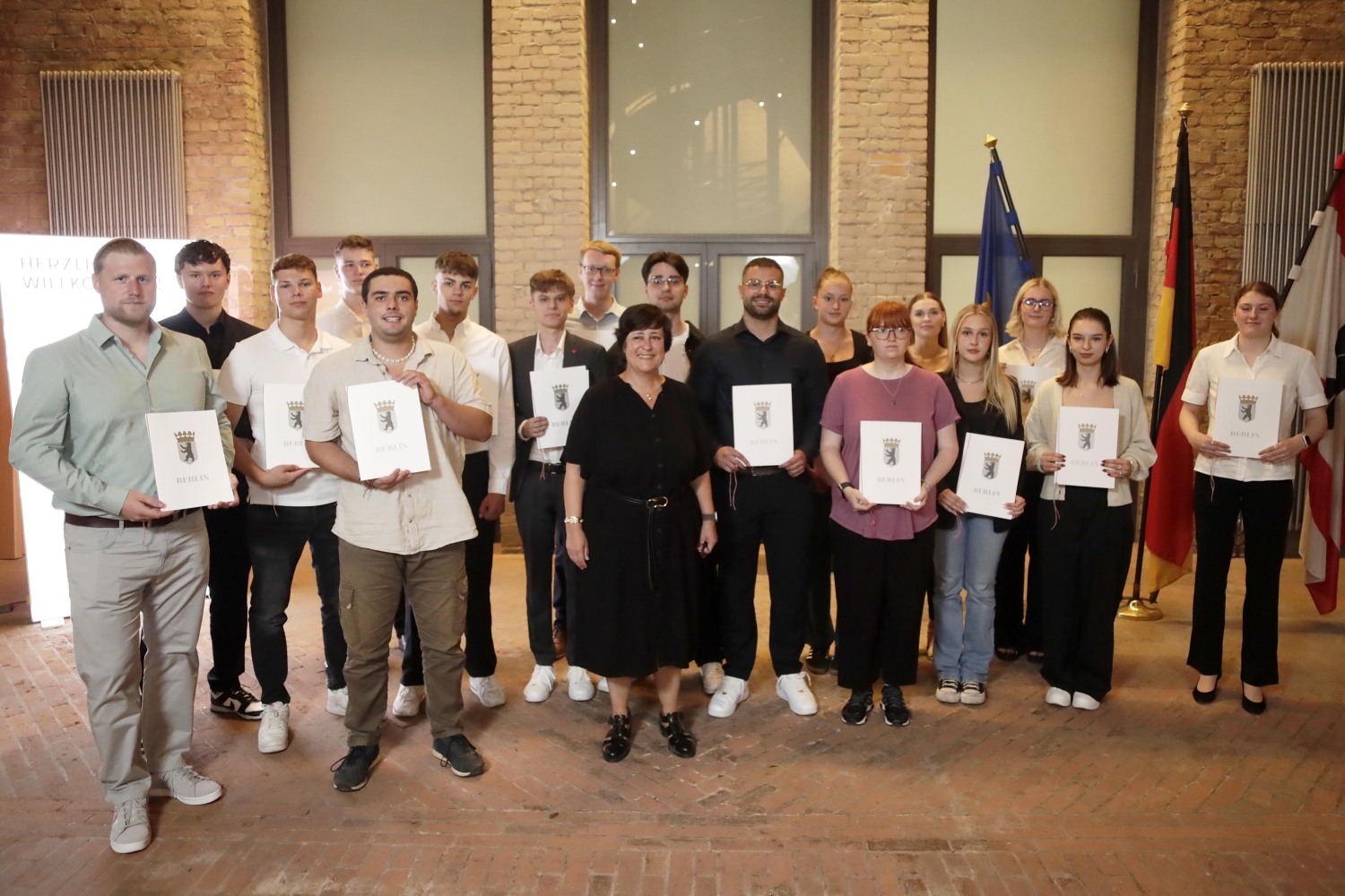 30.08._Ernennung der Regierungssekretäranwärter (a.W.) (w/m/d) - Gruppenfoto mit der Staatssekretärin für Sport Franziska Becker