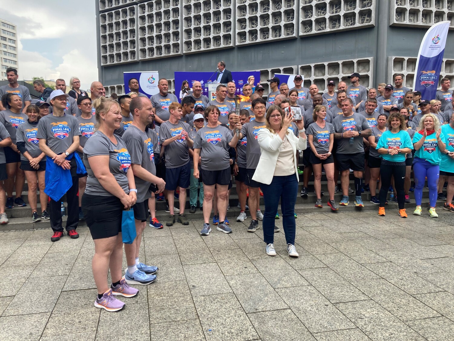 Fackellauf_SpecialOlympics_170623_Frau HSS mit Geschenk