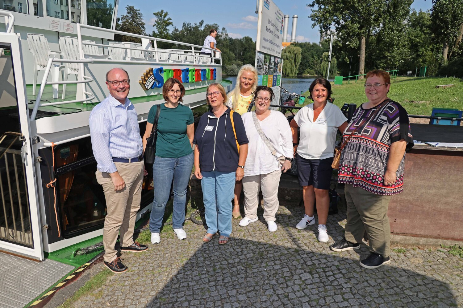 Bezirksstadtrat Arne Herz (links) begrüßt die Ehrenamtlichen