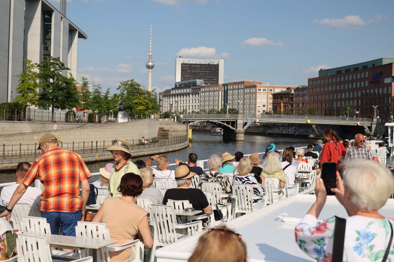 zu einer Fahrt auf der Spree.