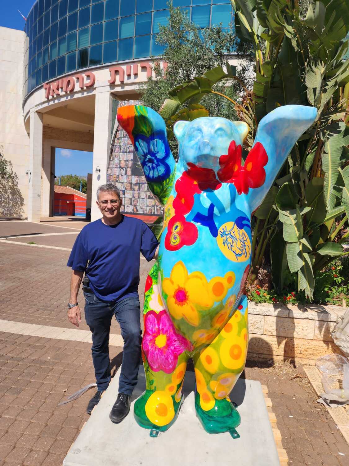 Bürgermeister Moshe Koninski mit Buddy-Bär in Karmiel