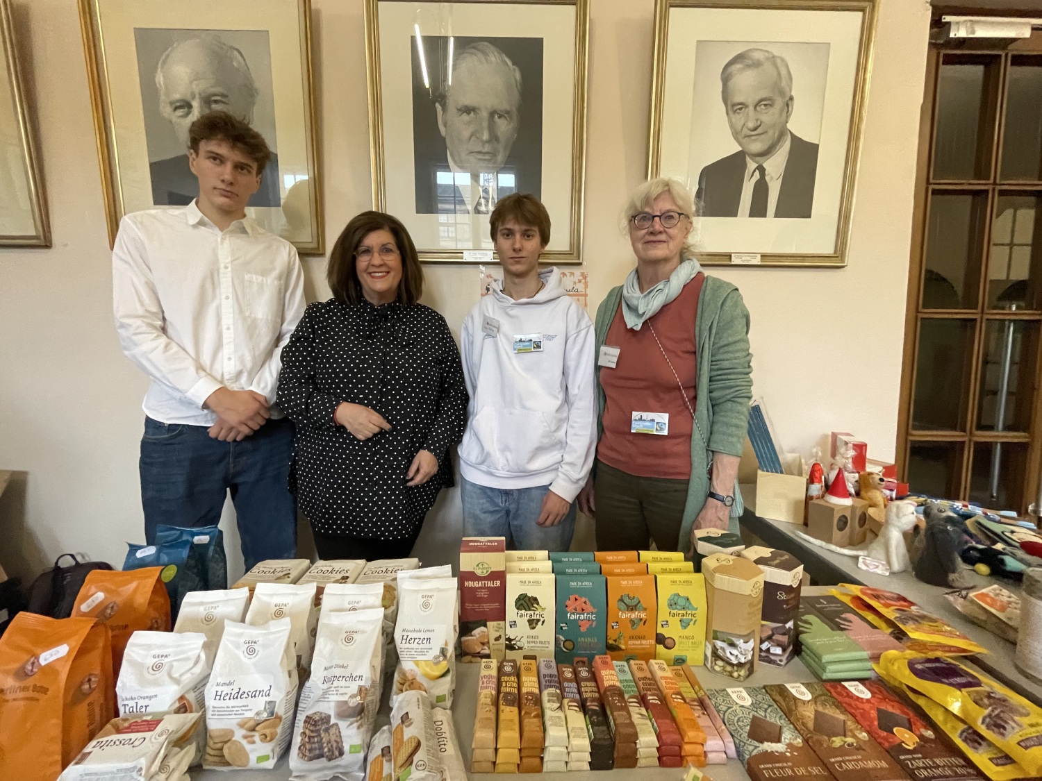 Bezirksverordneten-Vorsteherin Judith Stückler (2.v.l.) begrüßt die Steuerungsgruppe Fair Trade vor dem BVV-Saal.