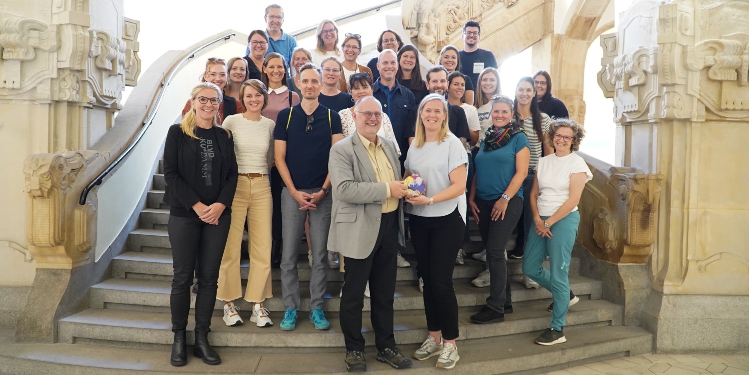 Fototermin: Der stellvertretende Bezirksbürgermeister Detlef Wagner mit der Delegation aus der Partnerstadt Linz.