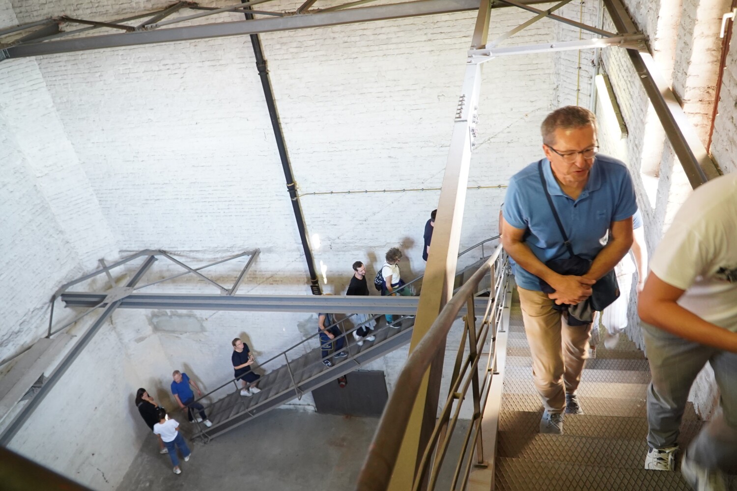 Die Delegation aus Linz geht Treppe zur Aussichtsplattform hoch.