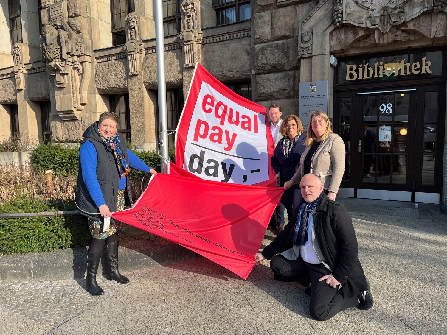 Equal Pay Day Fahne und das Bezirksamt