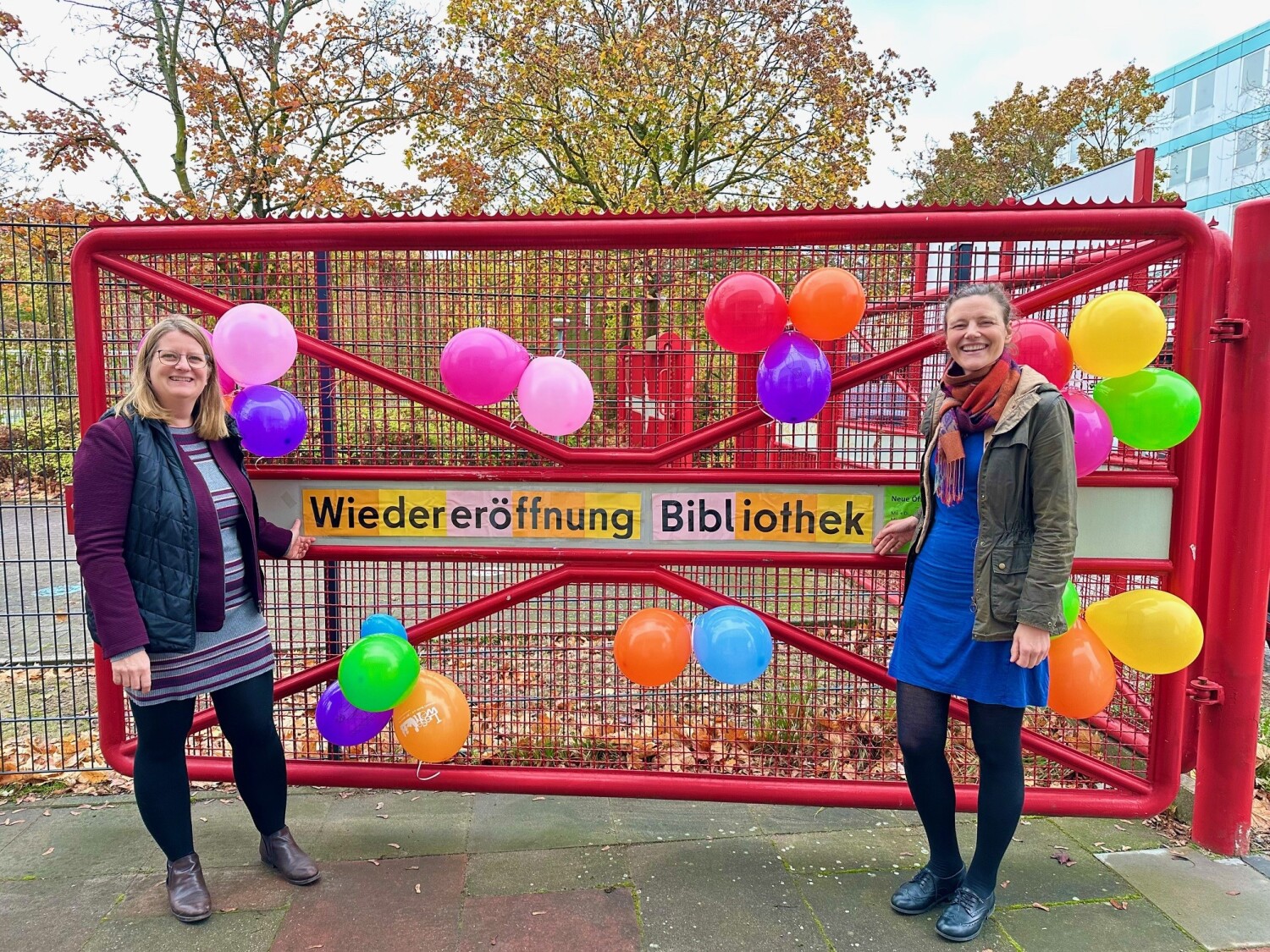 Frau Schmitt-Schmelz (links) und Frau Gannter (rechts) vor Tor der Stadtbibliothek Halemweg