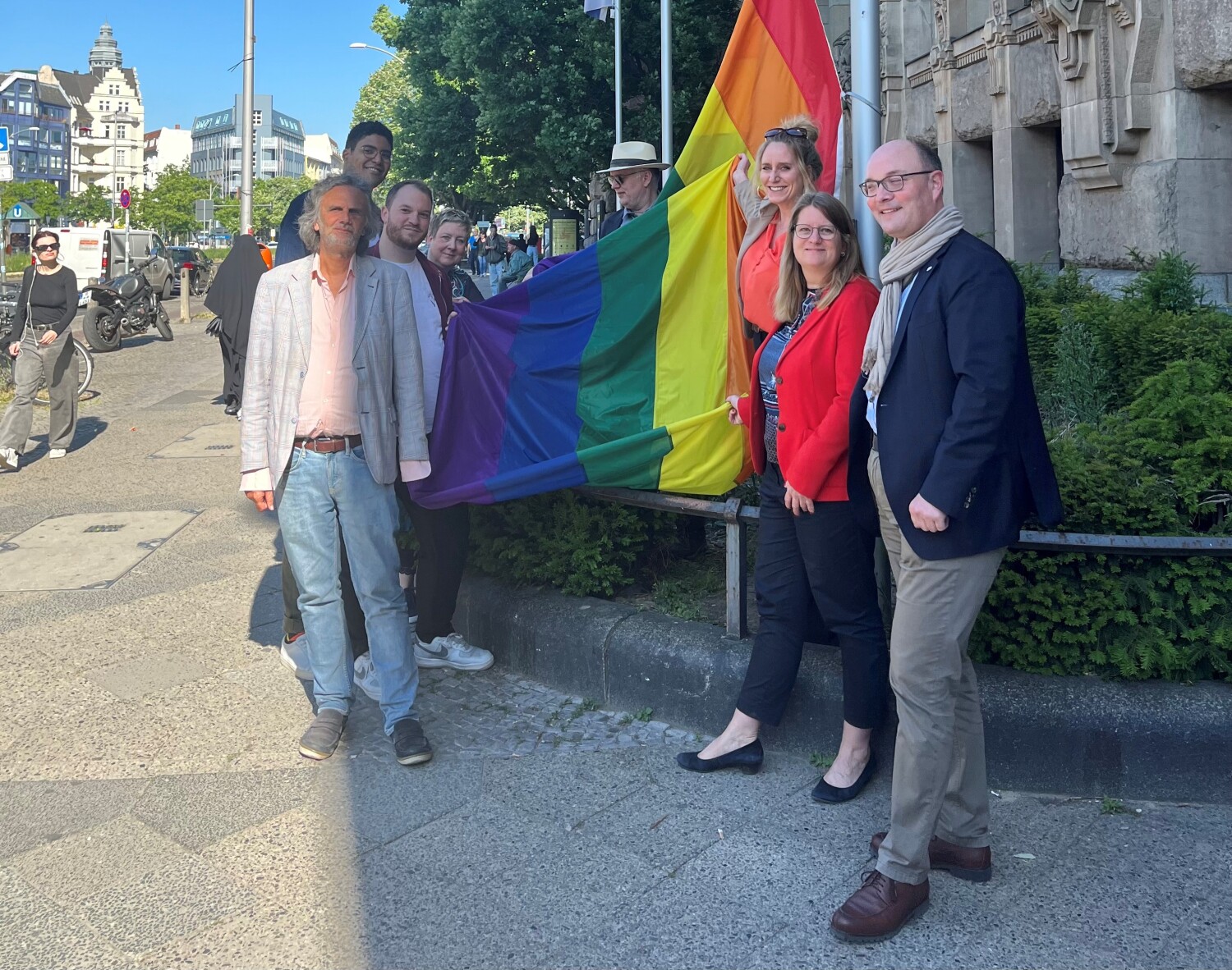 Bezirk hisst Regenbogenfahne zum IDAHOBIT 