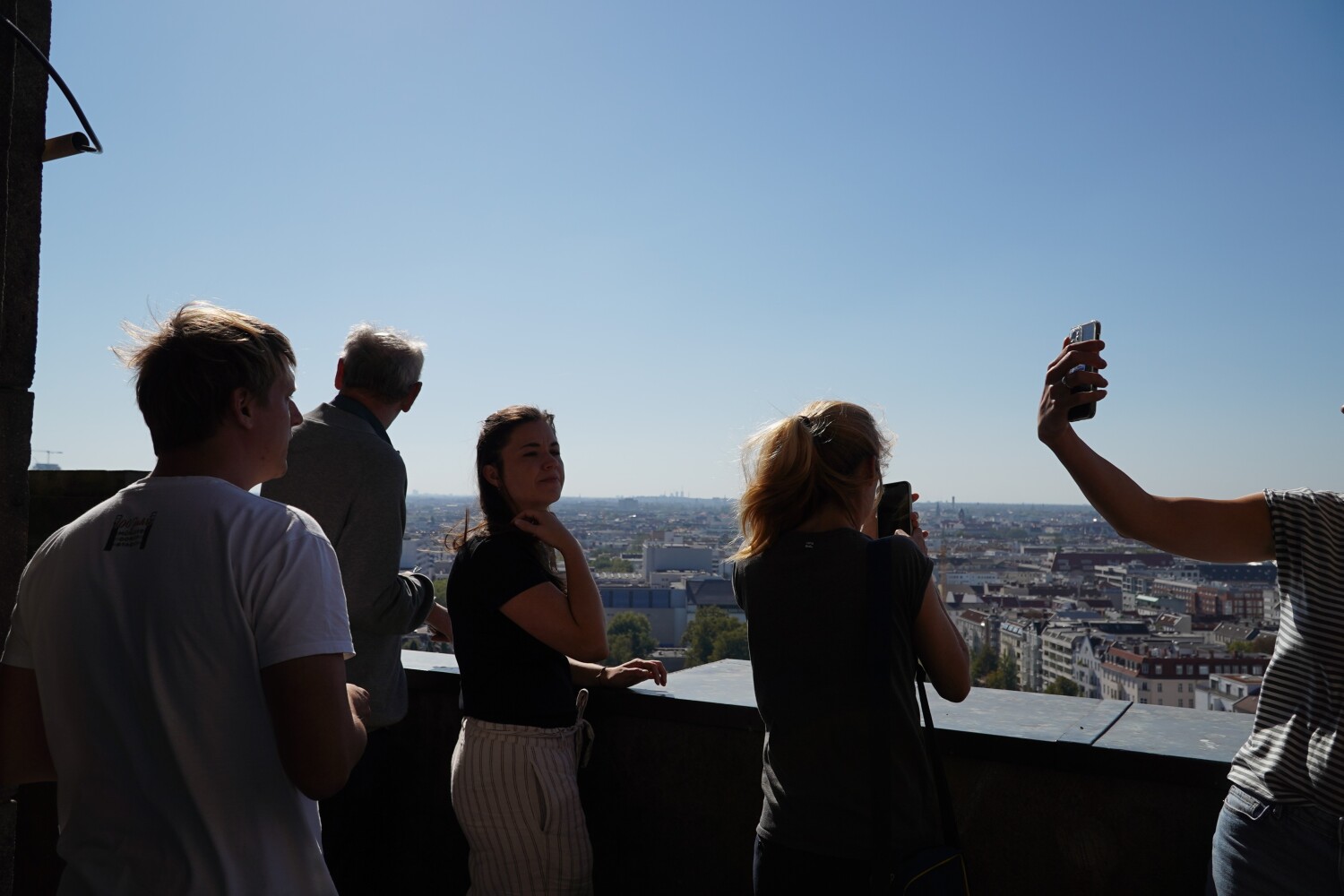 Delegation aus Linz auf dem Rathausturm.