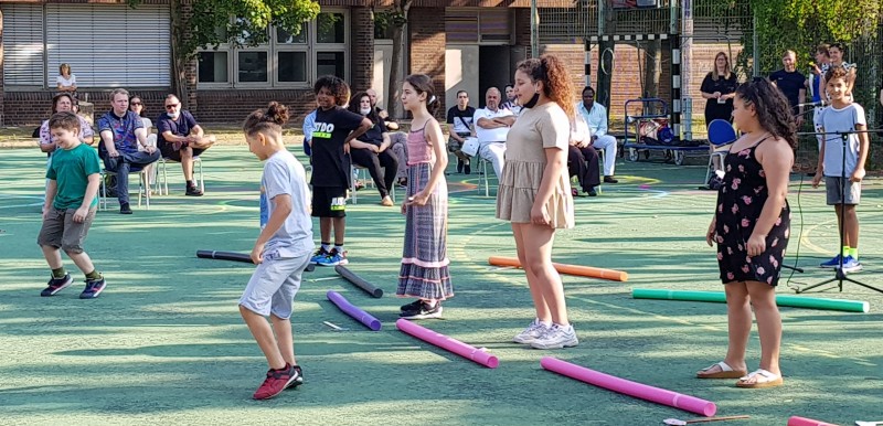 Ältere Schüler sorgten für ein abwechslungsreiches Programm auf der Einschulungsfeier.