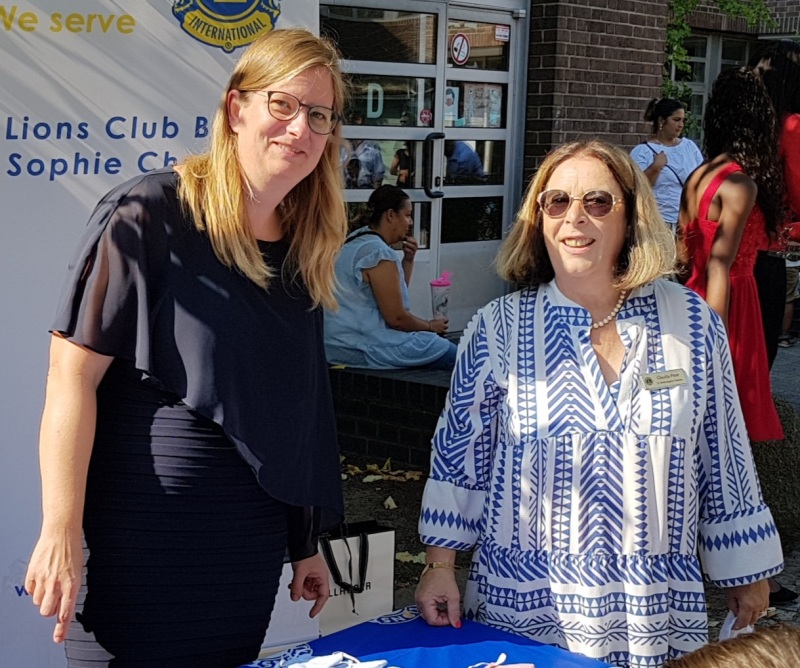 Verteilten bunte Gesichtsmasken an die Kinder: Schulstadträtin Heike Schmitt-Schmelz (l.) und die Präsidentin des Lions-Clubs Berlin Sophie Charlotte, Claudia Peter