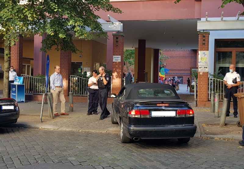 Muss mit einem Bußgeld rechnen: ein besonders hartnäckiger Autofahrer in der Einfahrt der Joan-Miró-Grundschule.