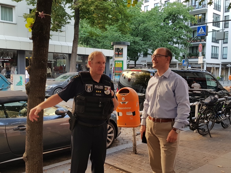 Beraten über Verbesserugnsmöglichkeiten wie eine "Kiss & Ride"-Zone vor der Schule: Abschnittsleiter Andreas Tschisch (l.) und Stadtrat Arne Herz.