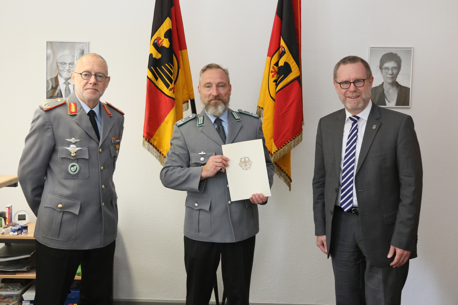 Gruppenbild Reinhard Naumann und zwei Offiziere der Bundeswehr