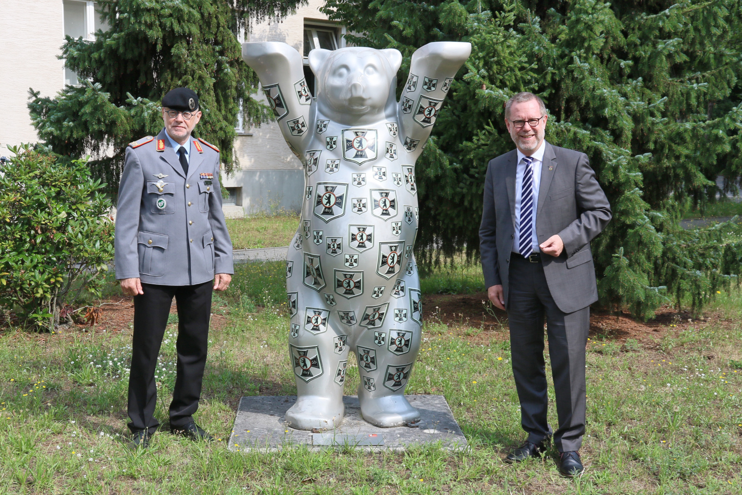 Reinhard Naumann und ein Offizier der Bundeswehr mit Buddybär