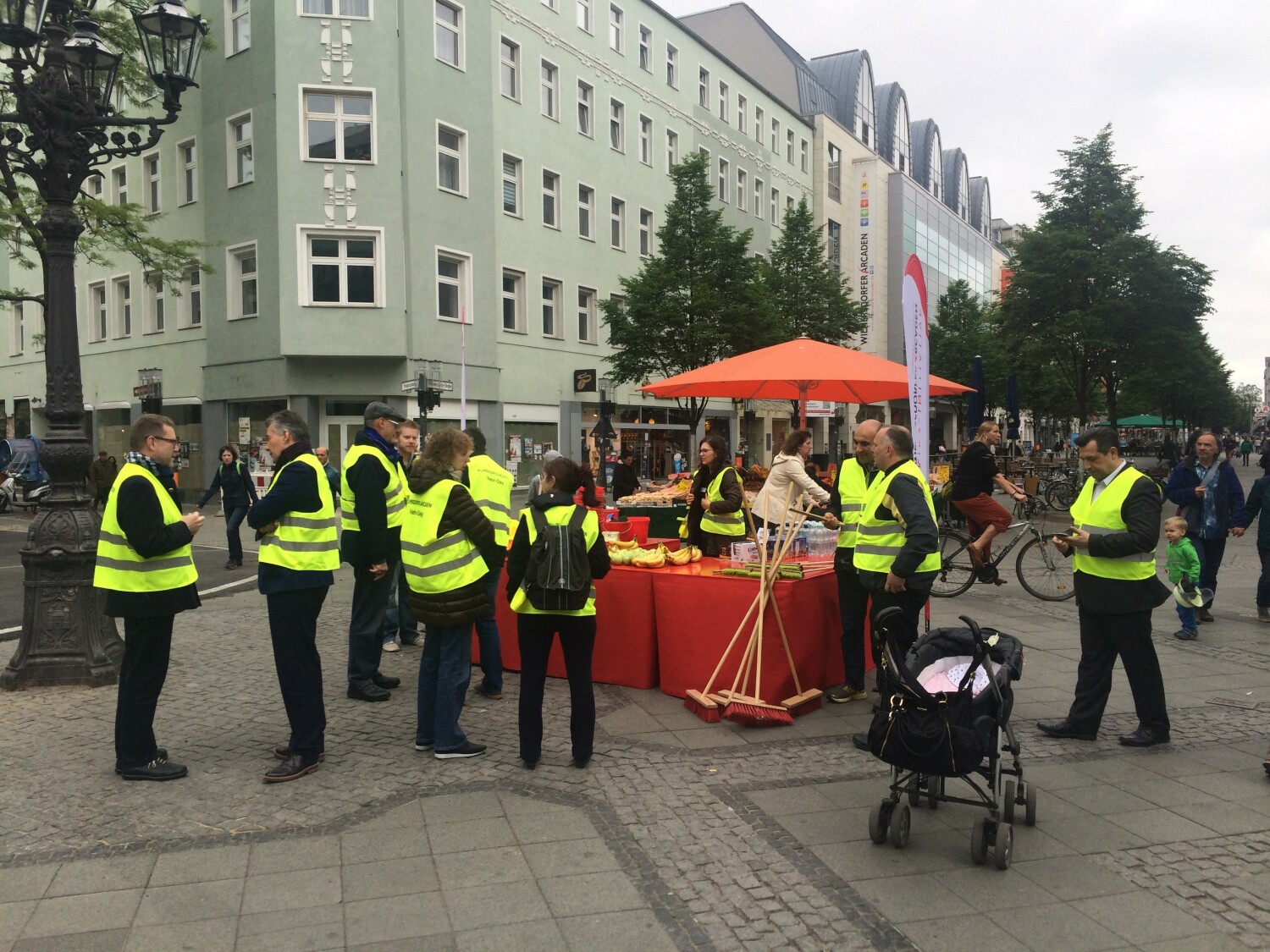 Gemeinsam Im Kiez – Am KehrDay Wird Die Wilmersdorfer Straße Schöner ...