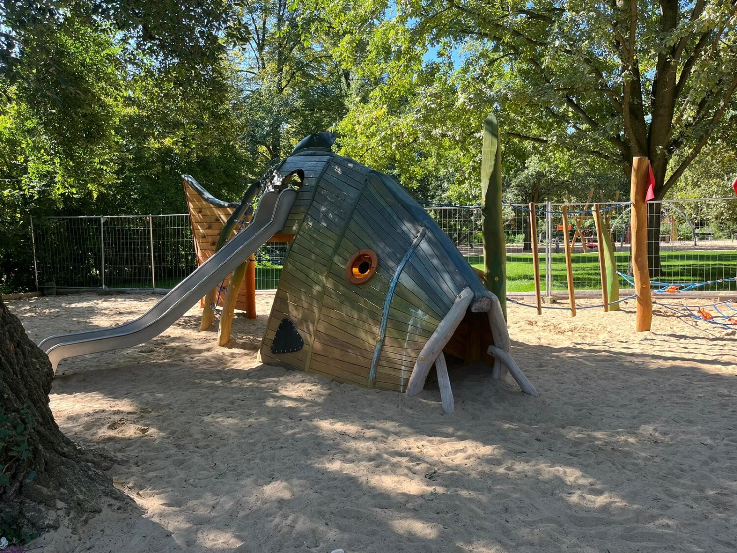 Spielplatz Lietzenseepark/Wundtstraße "Altes Fischerdorf" - Höhle als Fisch mit Rutsche