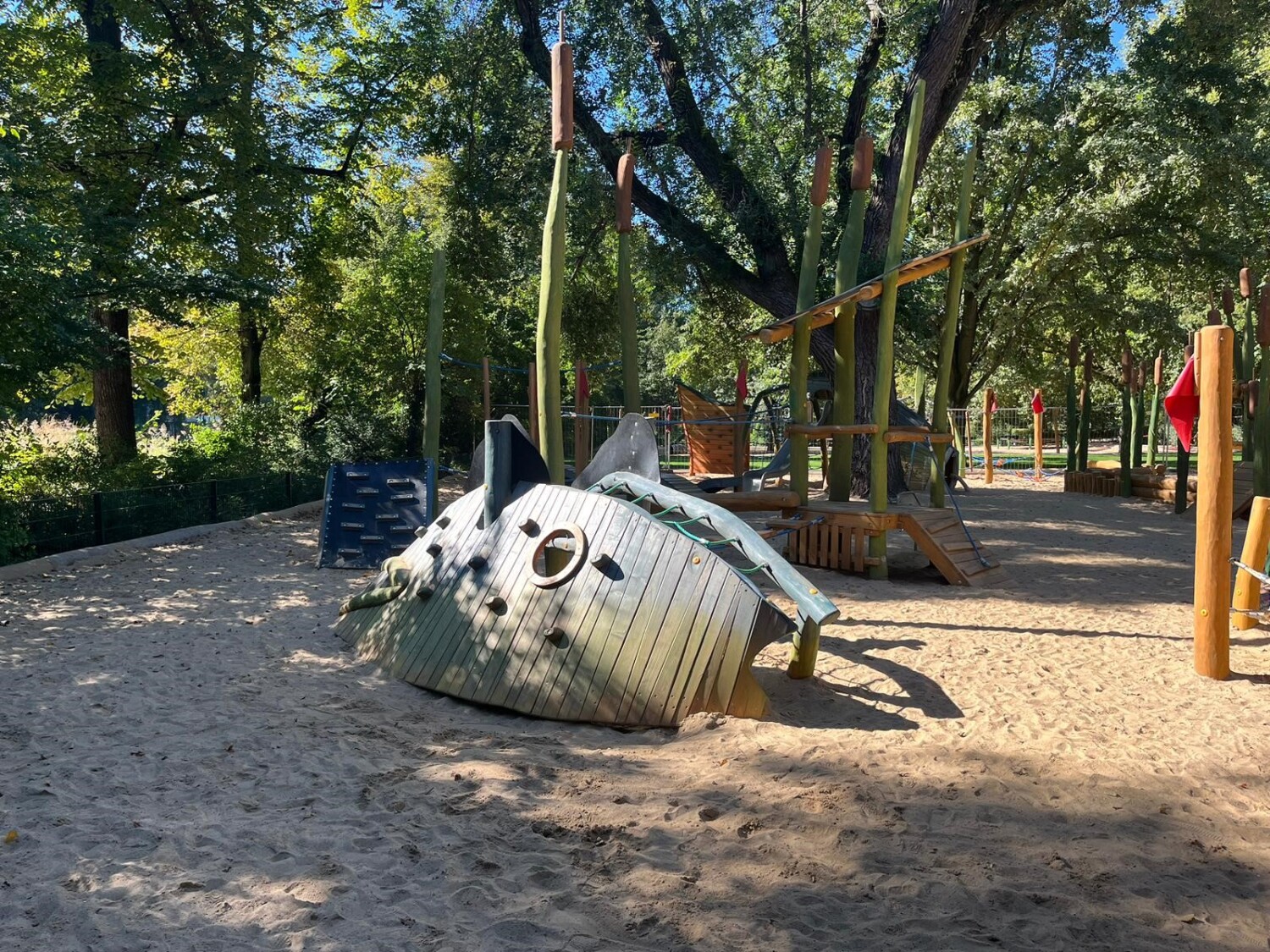 Spielplatz Lietzenseepark/Wundtstraße "Altes Fischerdorf" - altes Boot als Klettergerüst