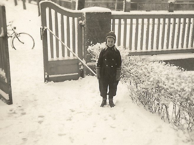 Eva Reichenbach vor dem Haus Egerstr. 12 