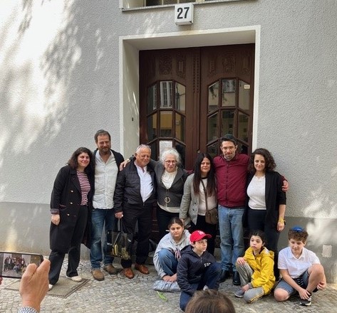 Familie von Samuel Kurzmann bei der Verlegung des Stolpersteins