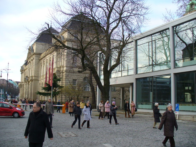 Vor dem Konzertsaal