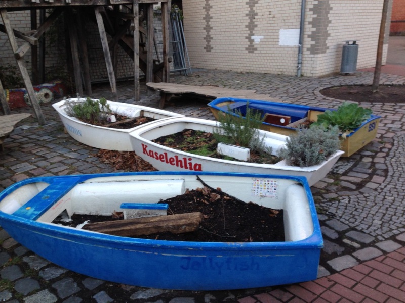 bepflanzte Boote an der Nelson-Mandela-Oberschule_2019