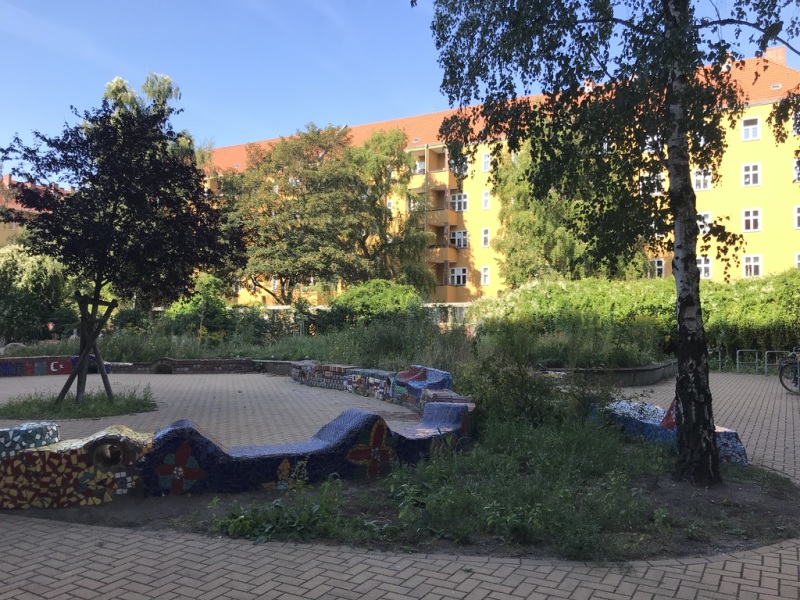 begrünter Schulhof mit Mosaiksitzbänken am Gottfried-Keller-Gymnasium_2019