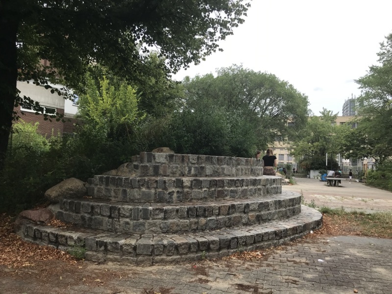 Gehölzhügel mit Sitzstufen an der Friedensburg-Oberschule_2019