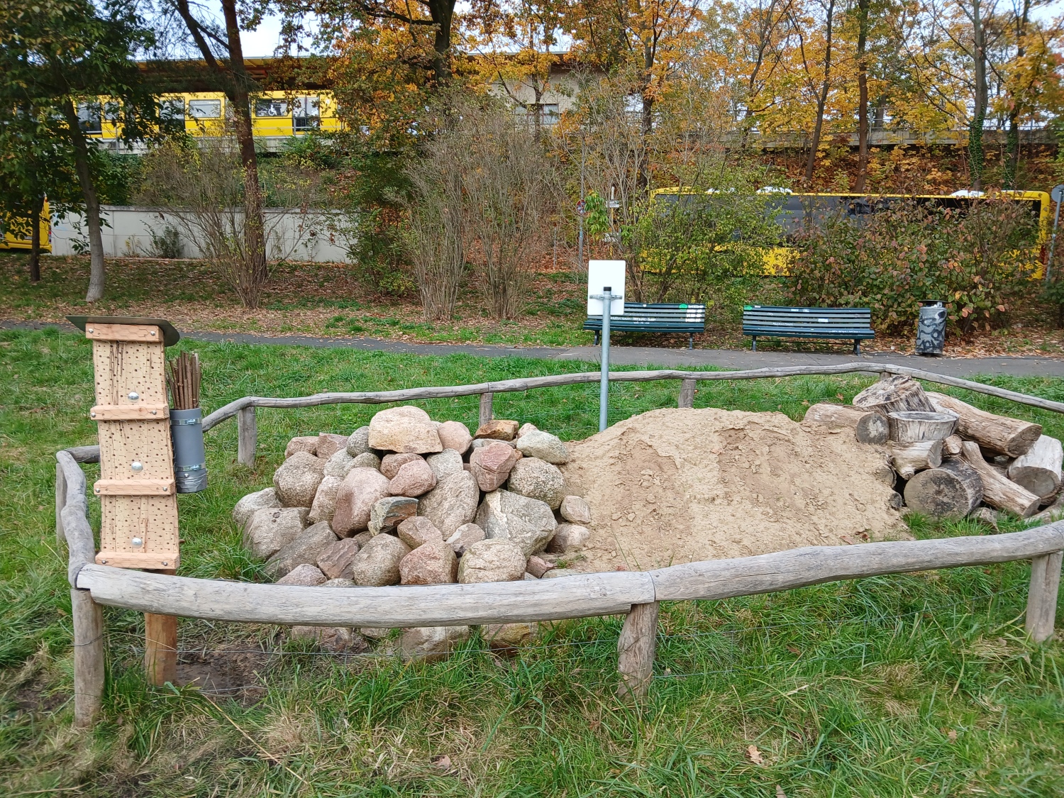 neben den Biotophaufen wurden markhaltige Stängel und gebohrte Holzblöcke für Wildbienen aufgestellt