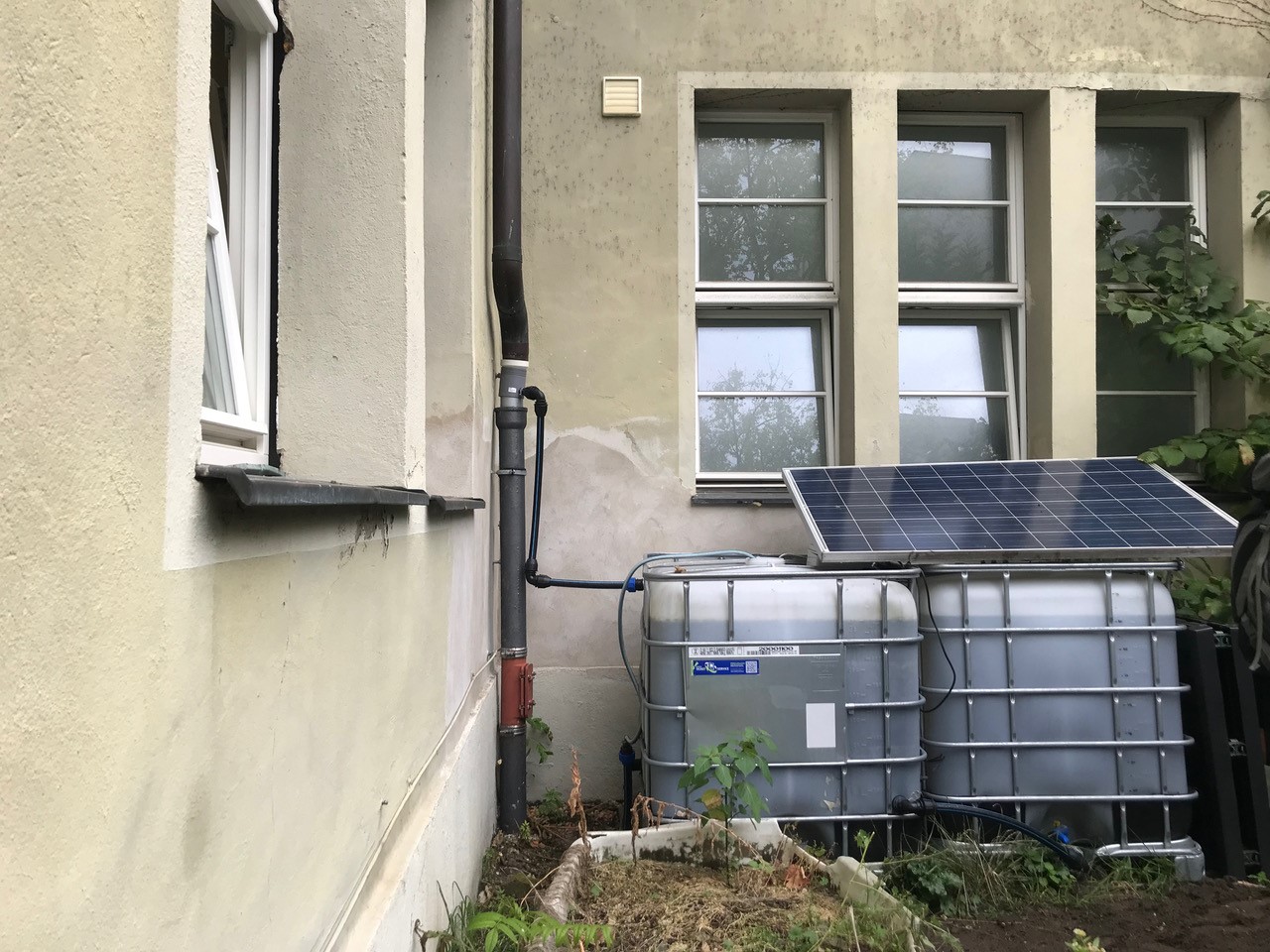 Bewässerungstank mit Photovoltaik-Anlage am Schiller-Gymnasium im Oktober 2023