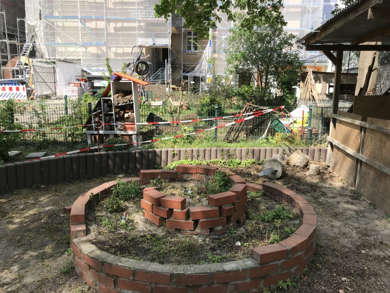 Kräuterspirale im Schulgarten der Villa Comenius_2020