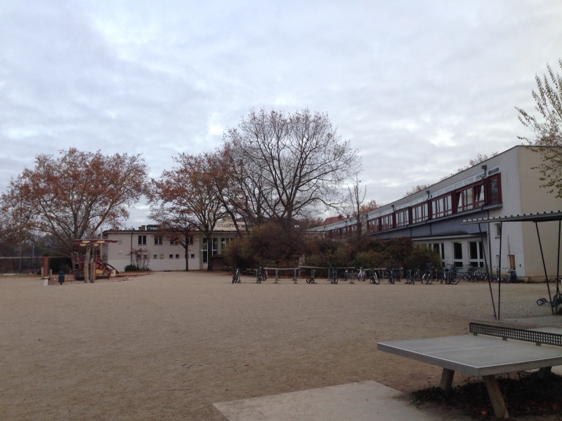 staubiger und baumloser Schulhof der Grundschule am Rüdesheimer Platz_2019