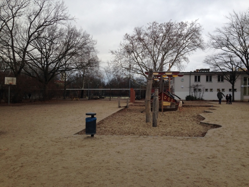 Spielbereich mit Kletterschiff an der Grundschule am Rüdesheimer Platz_2019