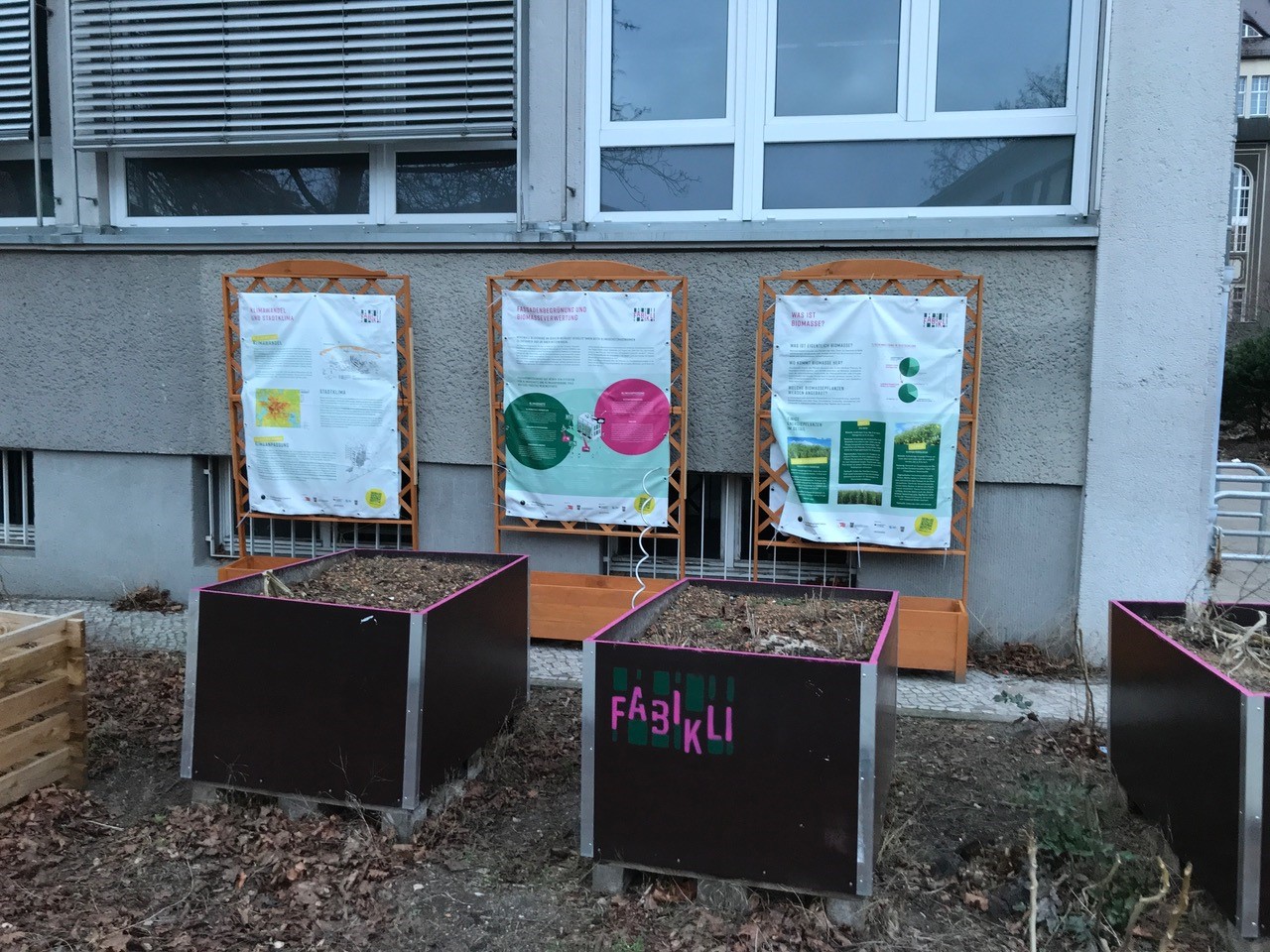 Hochbeete vor Postern zum Projekt FaBikli am Schiller-Gymnasium im Januar 2023