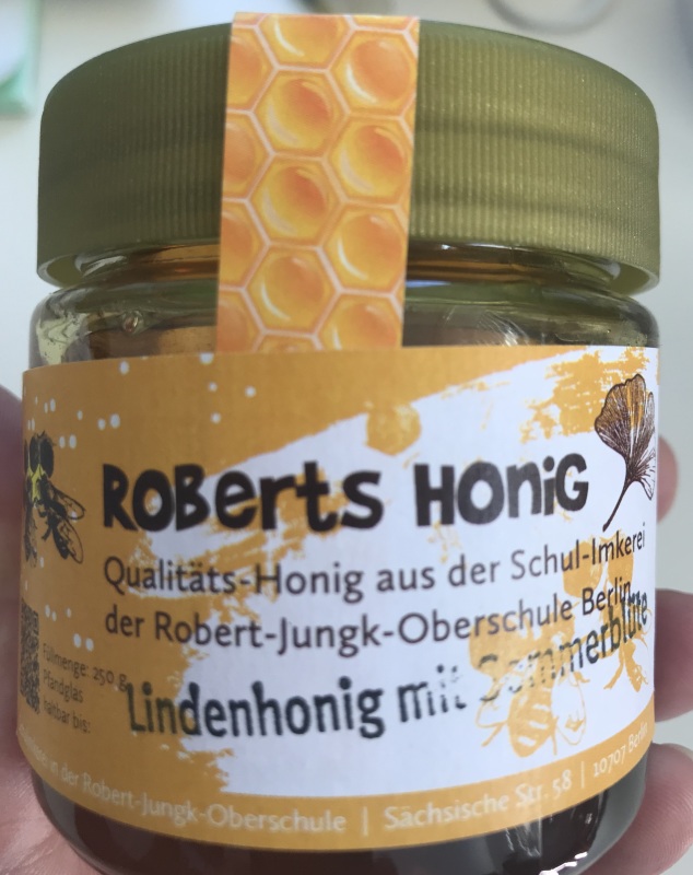 ein Glas Honig aus der eigenen Produktion der Robert-Jungk-Schule_2020