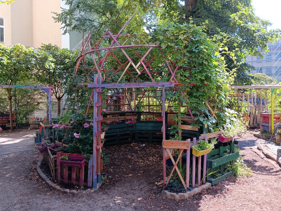 Blumen, Obstbeete und Gemüsebeete in der Schinkel-Grundschule_2023