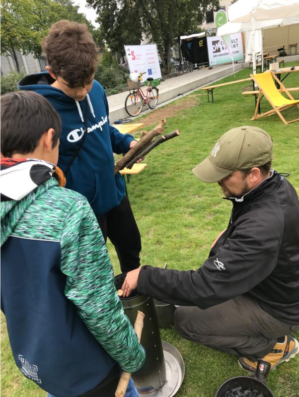 Befüllen des Pyrolyse-Ofens mit Holzstöcken, Umweltbildungsgruppe von Carsten Knobloch von der Koordinierungsstelle Umweltbildung in Charlottenburg-Wilmersdorf